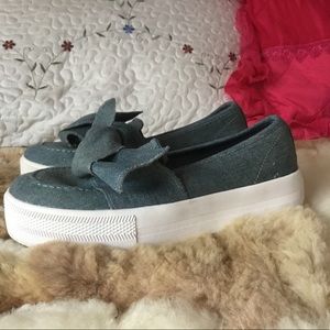 Jean Guess shoes 👟 adorable!